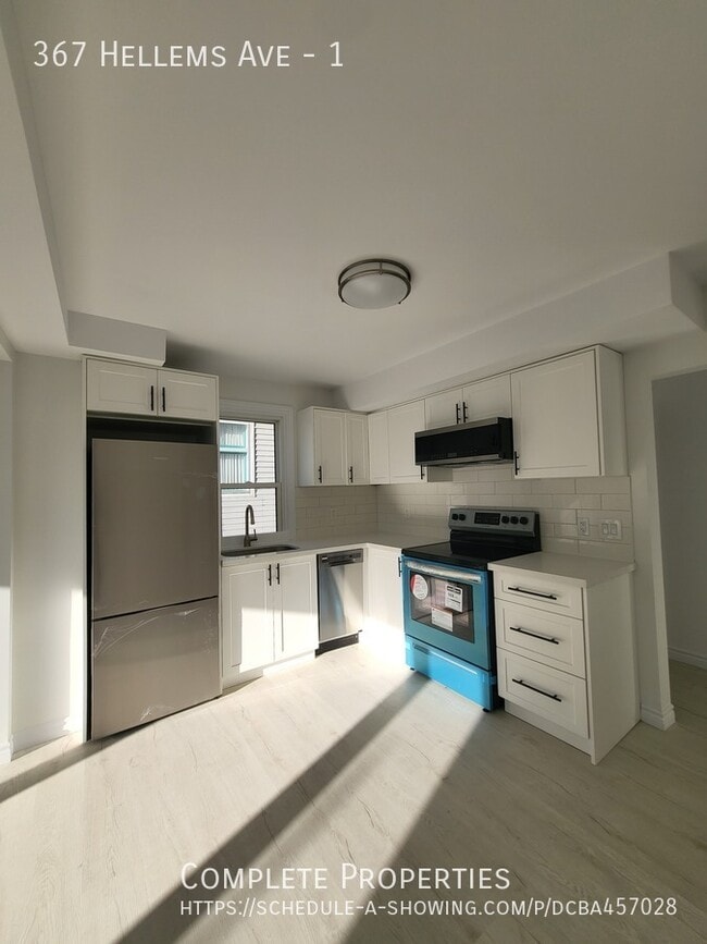 Building Photo - Main Floor 2 Bedroom with Back Deck, Priva...