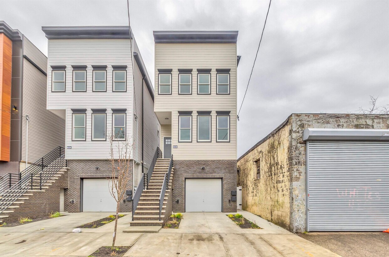 Primary Photo - 92 Van Horne St