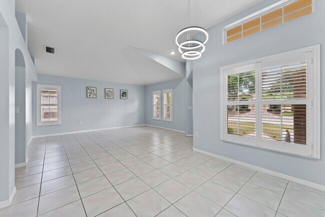 Foto del edificio - Absolutely stunning executive (LARGE) 3 BR / 2 BA / 2 Car Garage home in the highly sought after ...