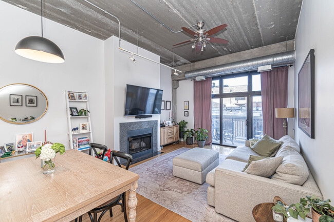 Building Photo - 1635 W Belmont Ave