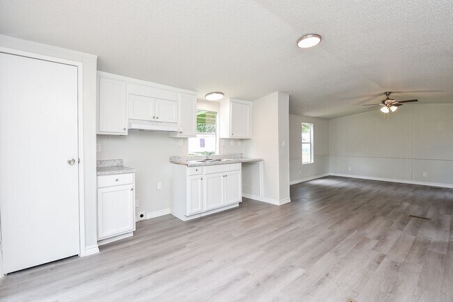 Foto del edificio - Be part of this cozy community at Roy Harris Loop