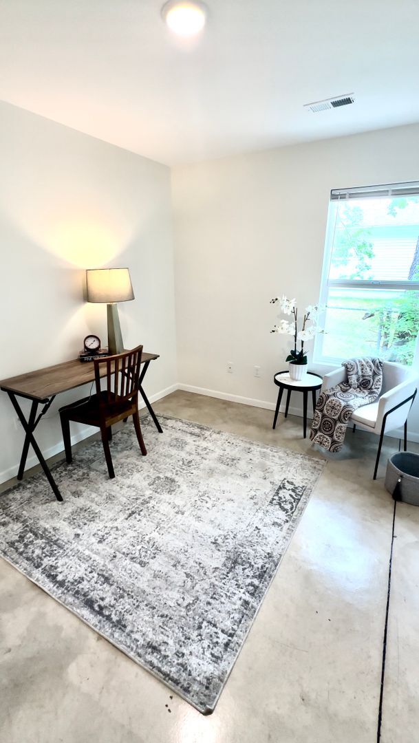 Foto del edificio - UPDATED  DUPLEX!!! with Garage