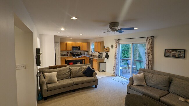 Living room looking to kitchen - 2562 Creve Coeur Dr
