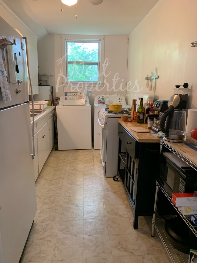 Building Photo - 302 South Harden Street