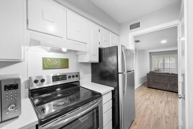 Foto del edificio - Luxury Townhome Living in the Prestigious Gated Community of Indian Creek – Available Now!