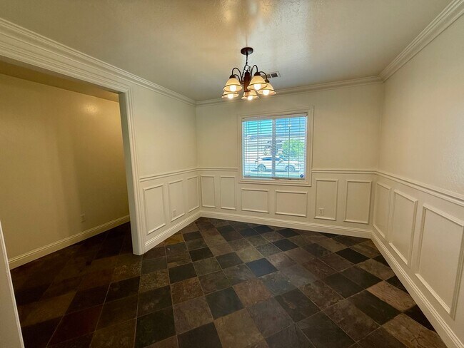 Building Photo - Beautiful 3 Bed / 2 Bath Home with Spacious Layout & Great Natural Light