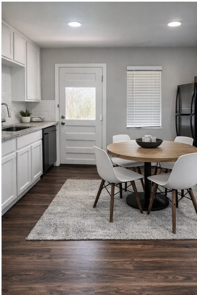 Building Photo - 3 Bedroom Charmer in the Heart of Burleson – Walk to Downtown!