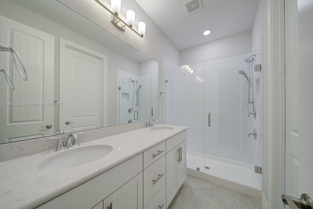 Foto principal - 1280 Eucalyptus Dr