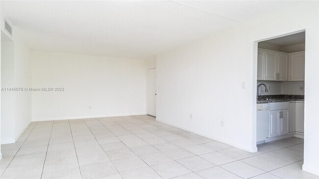 Building Photo - 9320 Fontainebleau Blvd