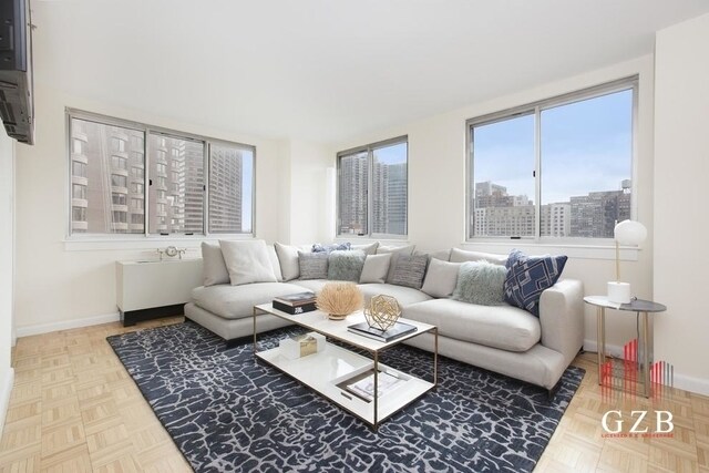 Foto del edificio - 305 E 38th St