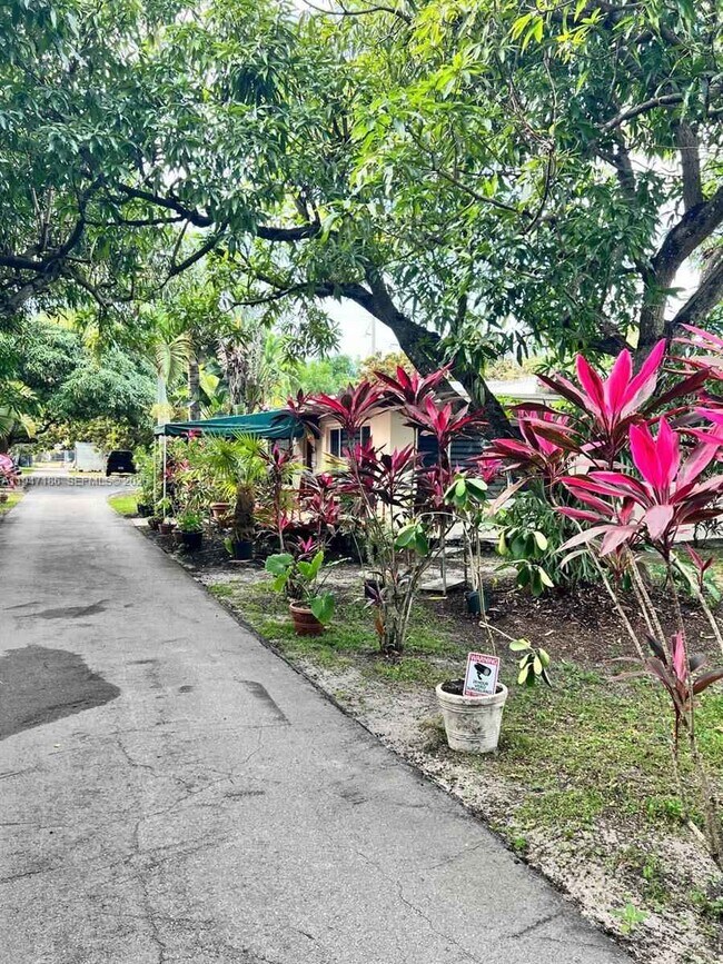 Foto del edificio - Southwest 97th Avenue, Miami, FL 33165 - 3 BR 2 BA single-family home