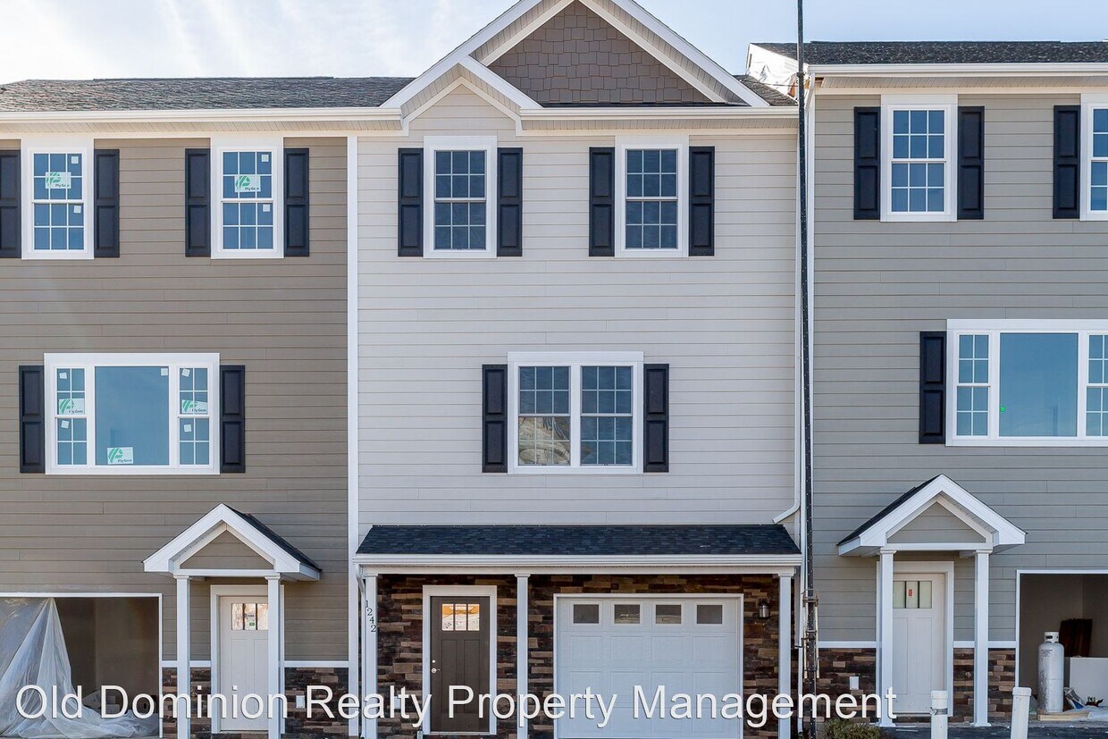 3 br, 2.5 bath House 1128 Bluemoon Drive House for Rent in