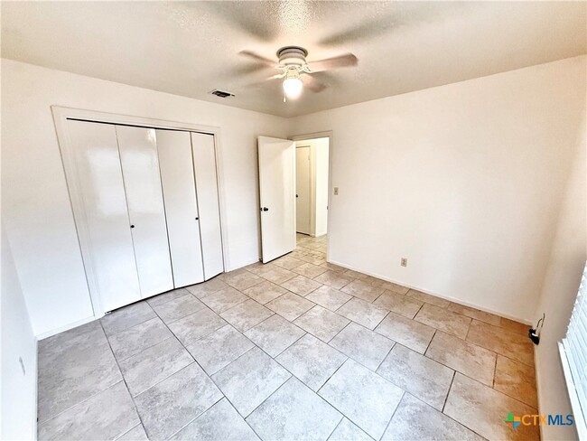 Building Photo - 331 Bobolink Dr