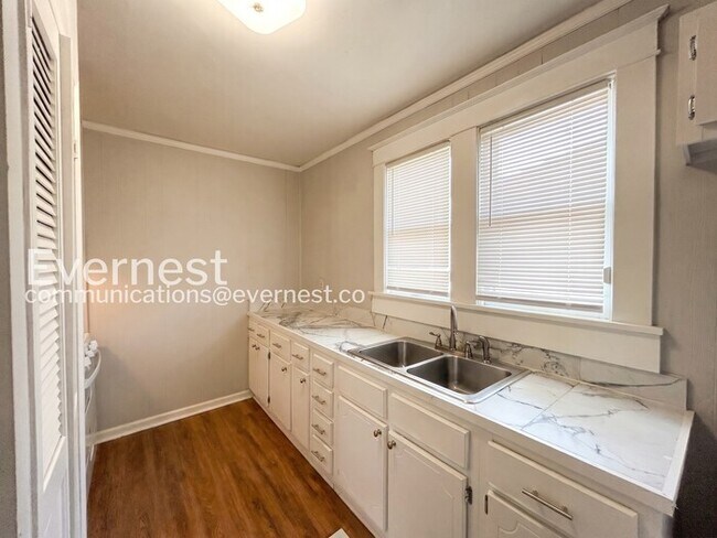 Foto del edificio - 2984 Waverly Ave