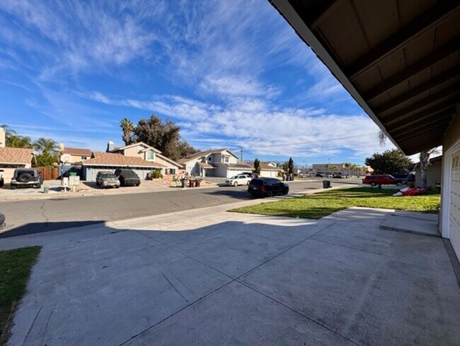 Foto del edificio - Spacious Two Story Home with 3 Car Garage in Moreno Valley