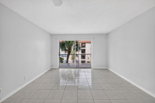 Building Photo - 660 Tennis Club Dr