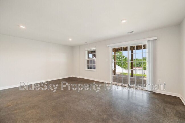 Building Photo - 2049 Elm Tree Ct
