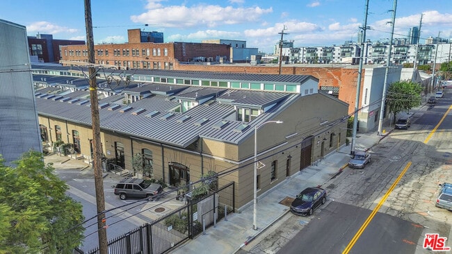 Building Photo - 940 E 2nd St