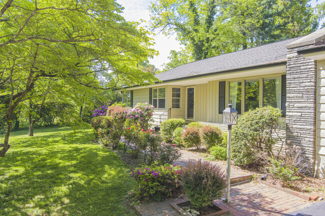 Building Photo - 811 Cloudland Dr