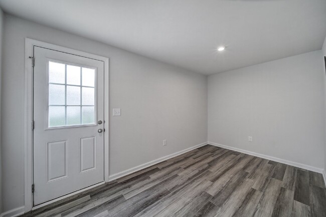 Foto del edificio - A Lovely 3BR/2.5BTH Transitional Townhome ...