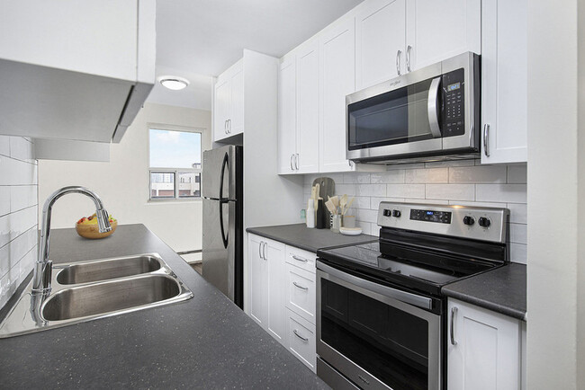 Building Photo - 250 Roehampton Avenue