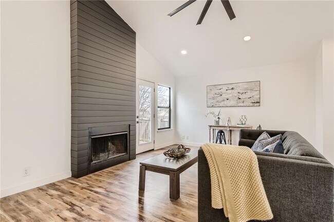Building Photo - 1402 Hollow Tree Blvd