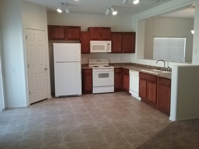 Building Photo - Spacious 5 bedroom home.