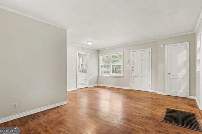 Building Photo - 3743 Poplar Dr