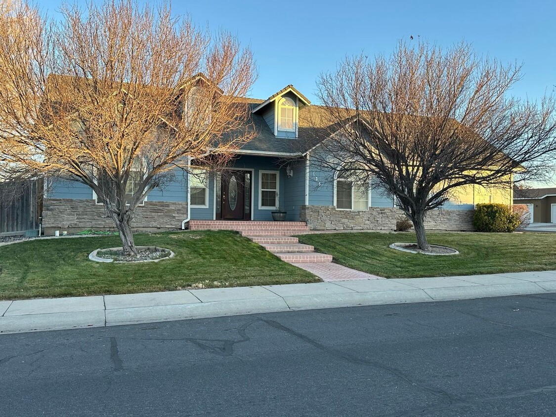 Primary Photo - 3 bedroom, 2 bath home on the Golf Course,...