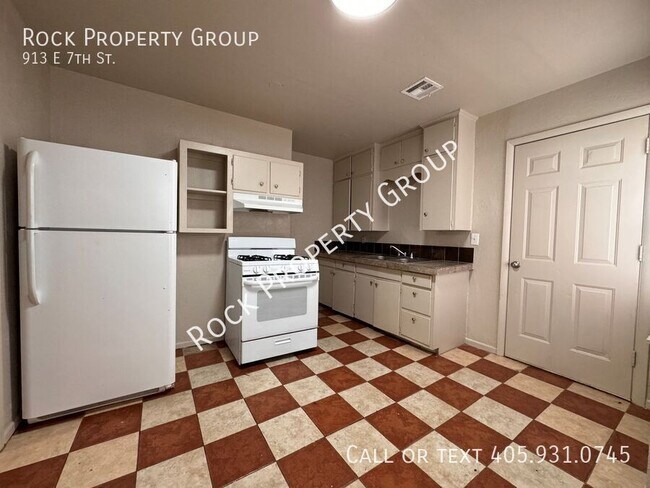 Building Photo - 2 Bedroom 1 Bathroom Home with 1 Car Garag...