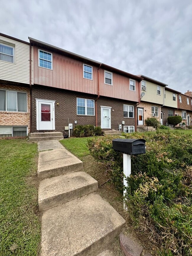 Charming 3 Bedroom/2 Bathroom in Essex, MD! - Charming 3 Bedroom/2 Bathroom in Essex, MD! Townhome
