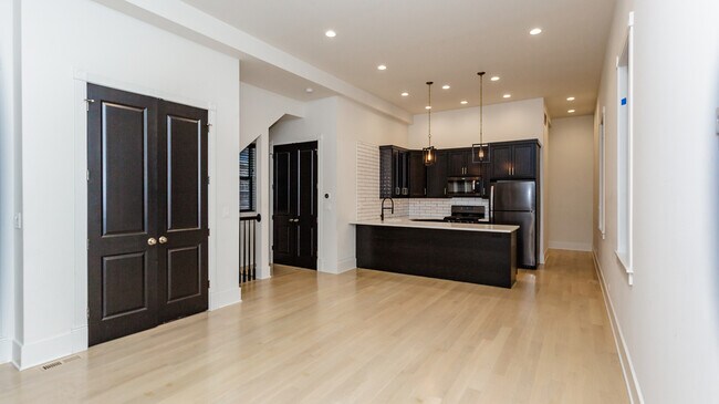 Living Space - 1327 N Wicker Park Ave