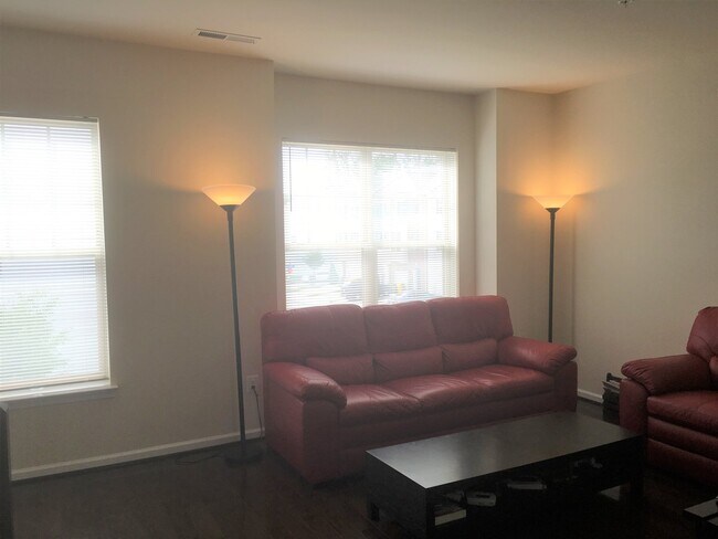 Building Photo - Gorgeous 3 BR/2.5 BA Townhome in Severn!