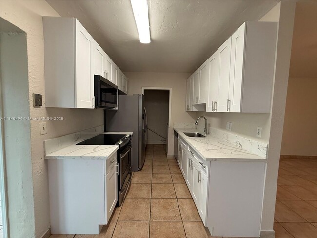 Foto del edificio - 641 N 70th Ave