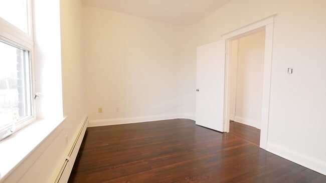 Building Photo - Gorgeous 2 Bedroom in Central Toronto