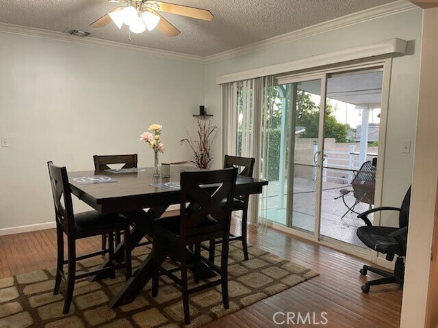 Foto del edificio - 1047 N Bender Ave