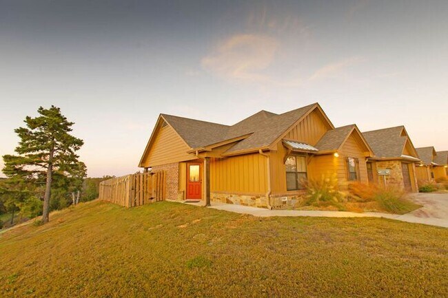 Building Photo - Stunning 3 bed, 2 bath, 1 car garage locat...