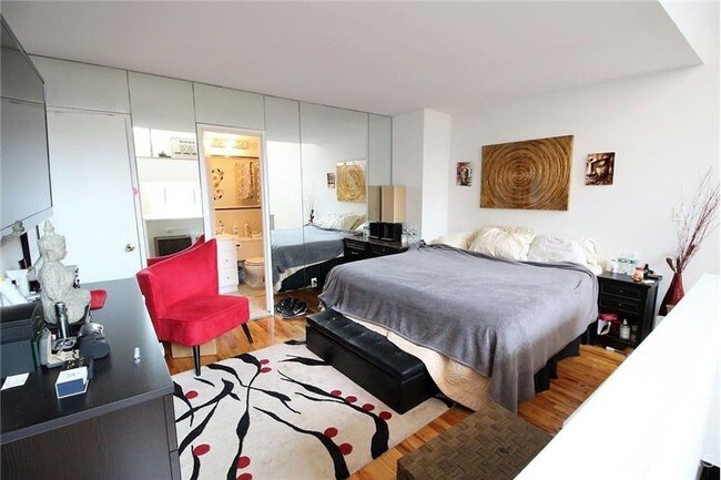 Foto del edificio - 325 E 64th St