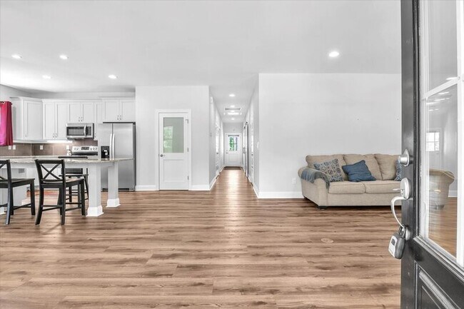 Foto del edificio - 612 Forest Sound Rd