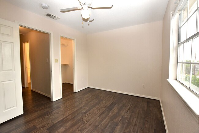 Foto del edificio - 921-923 Sagewood Trail