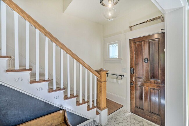 Foto del edificio - Top of the hill stunning Craftsman walking...