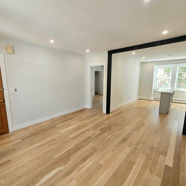 Building Photo - 19 Roberts St