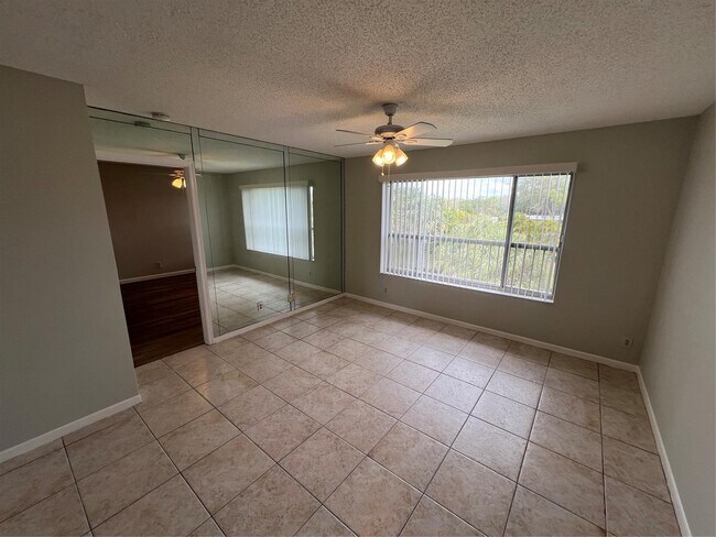 Foto del edificio - 10107 Twin Lakes Dr