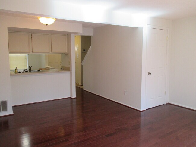 Building Photo - Fully Updated 2BR/1.5 BA Townhome in Pasad...