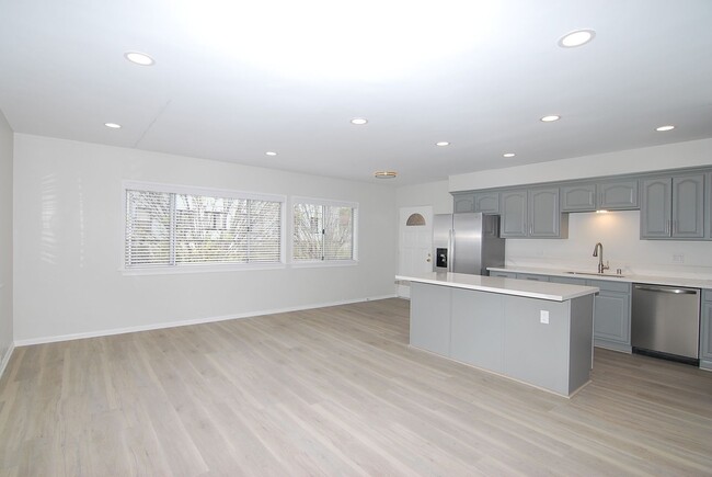 Building Photo - Recently Remodeled Upper Level 3 Bedroom A...