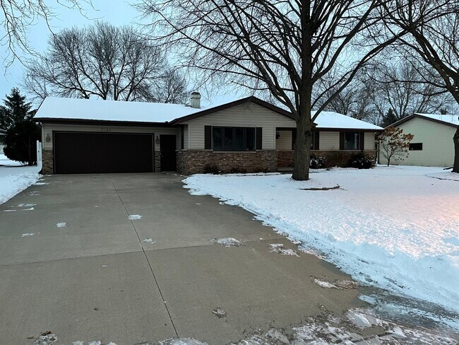 Building Photo - 3042 W Roselawn Dr