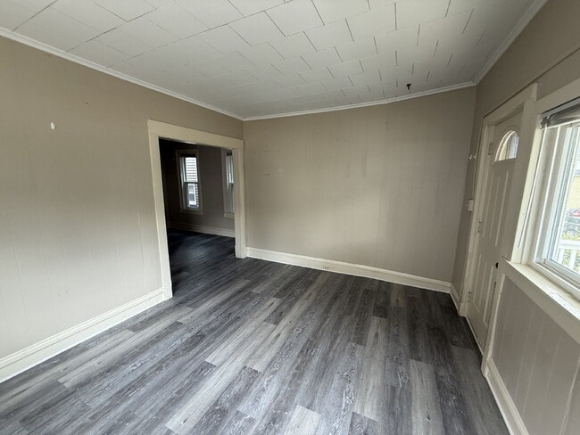 Building Photo - NW Side 1BR