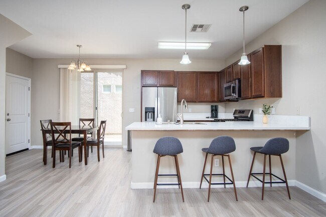 Foto del edificio - Full Furnished Short or Long-term rental in highly desired neighborhood