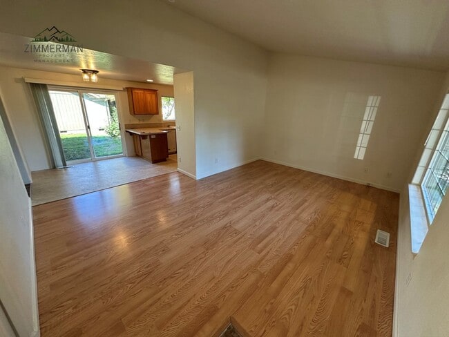 Building Photo - 3-bedroom, 2-bathroom home located in the ...