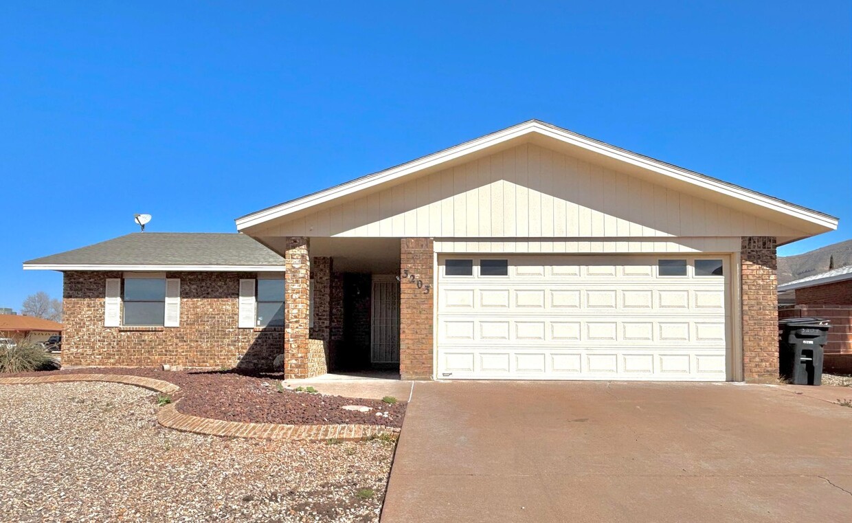 Foto principal - Spacious 3 bedroom 2 bath home on Large Co...